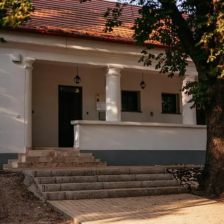 Malomerdo Panzio Pusztavam